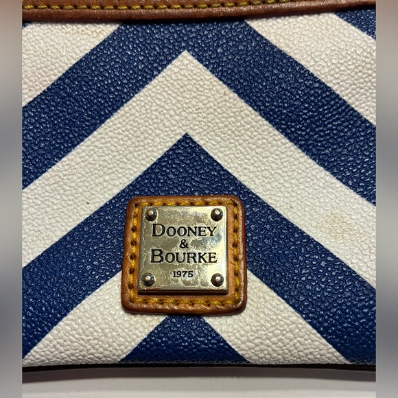 Dooney & Bourke EUC Blue and White Chevron Change Purse - Picture 4 of 12